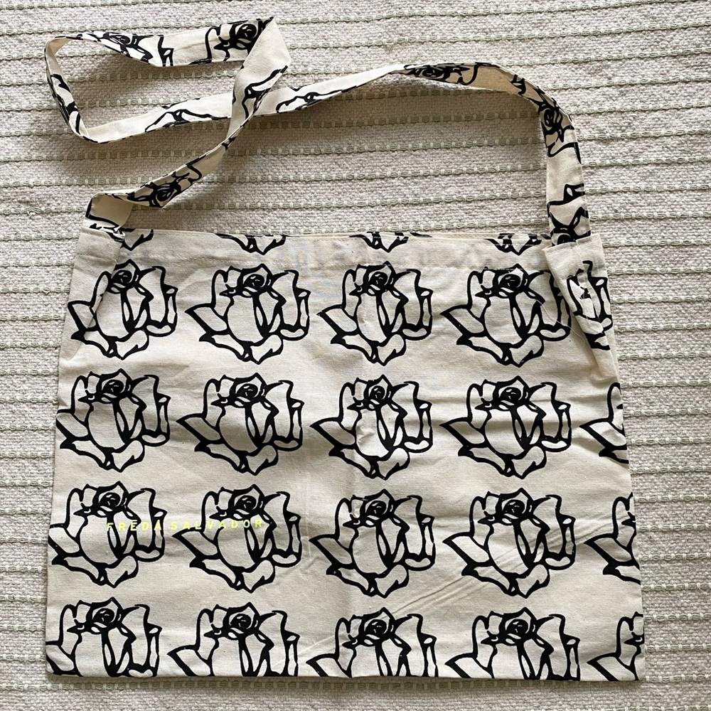 🌹 NEW Freda Salvador Black Rose Floral Canvas Linen Tote Bag - Picture 3 of 5